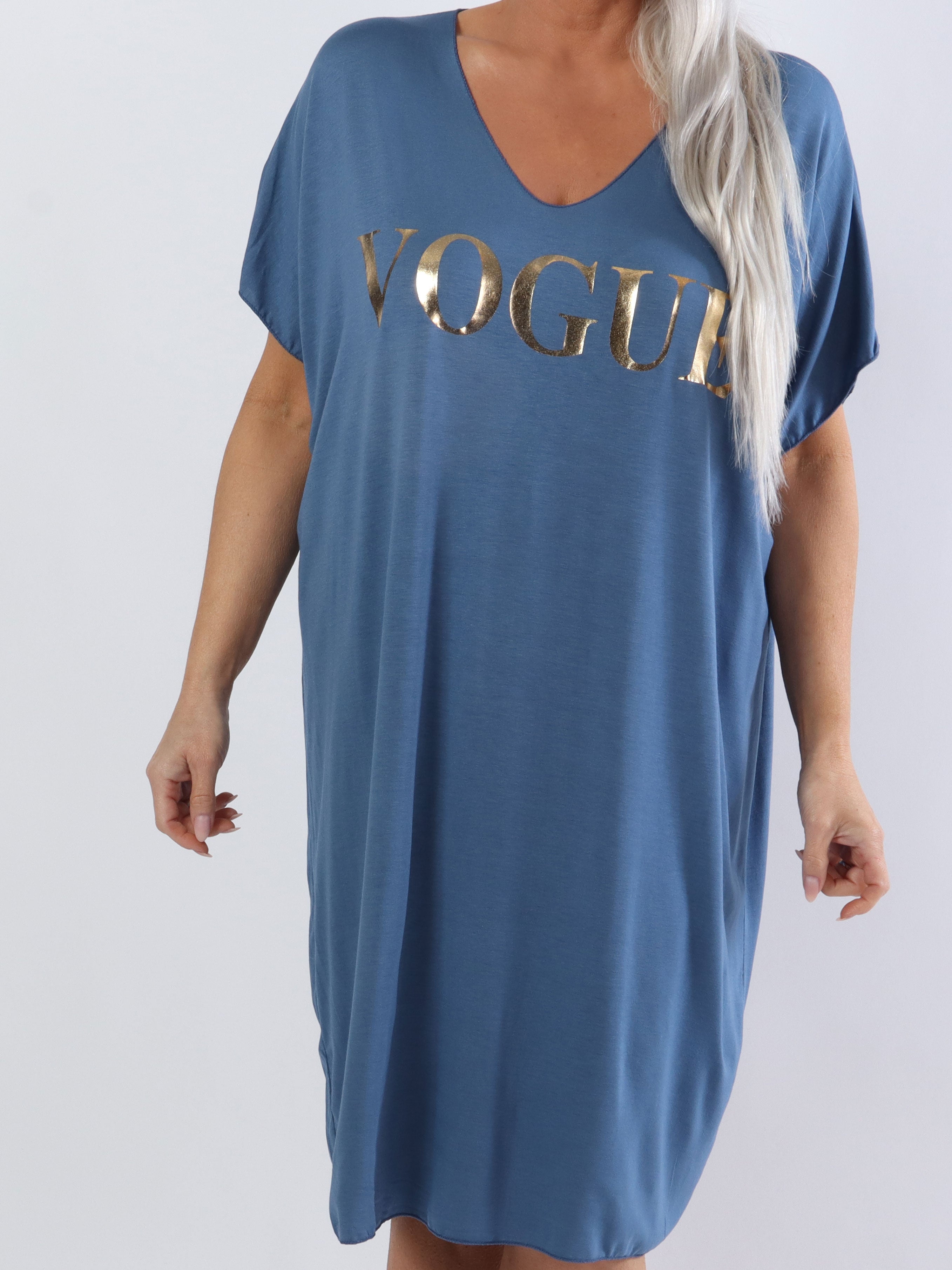 Vogue - Plus size t-shirt klänning i viskos med guldtryck